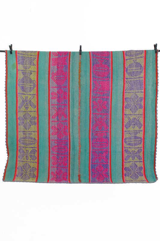Handgefertigter Frazada-Teppich aus Peru – farbenfroh, traditionell und ideal für Balkon, Terrasse oder gemütliche Wohnräume. Dieser bunte Teppich bringt peruanisches Kunsthandwerk und Wärme in dein Zuhause und setzt lebendige Akzente im Boho- oder Ethno-Stil für drinnen und draußen.