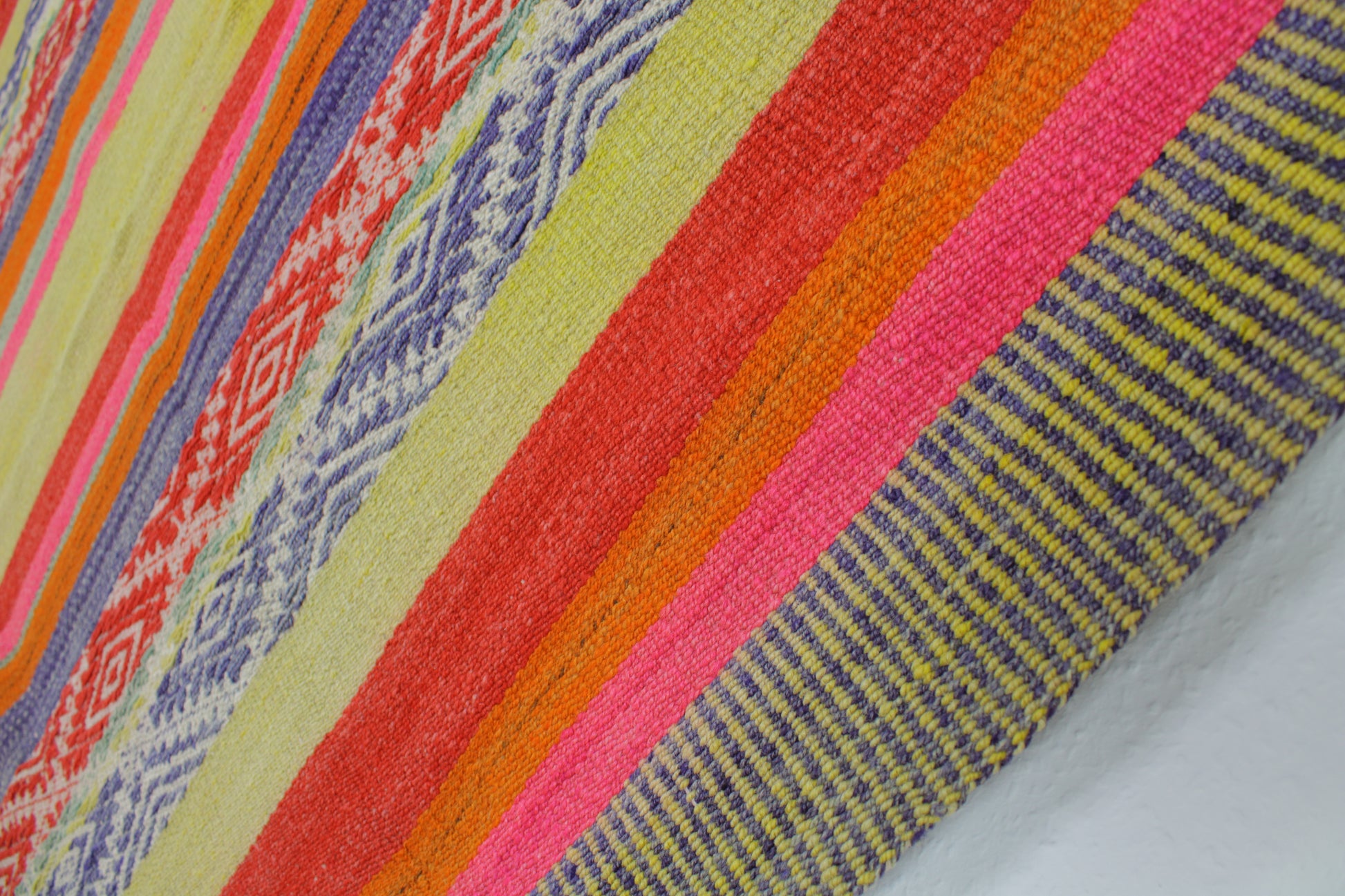 Handgefertigter Frazada-Teppich aus Peru – farbenfroh, traditionell und ideal für Balkon, Terrasse oder gemütliche Wohnräume. Dieser bunte Teppich bringt peruanisches Kunsthandwerk und Wärme in dein Zuhause und setzt lebendige Akzente im Boho- oder Ethno-Stil für drinnen und draußen.