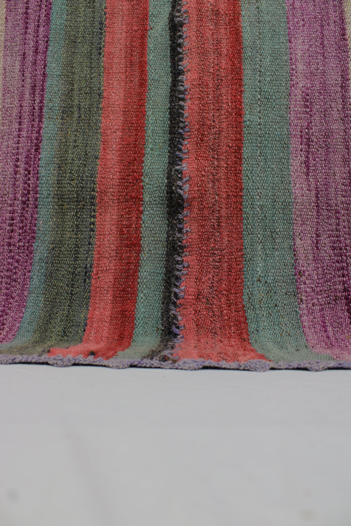 Handgefertigter Frazada-Teppich aus Peru – farbenfroh, traditionell und ideal für Balkon, Terrasse oder gemütliche Wohnräume. Dieser bunte Teppich bringt peruanisches Kunsthandwerk und Wärme in dein Zuhause und setzt lebendige Akzente im Boho- oder Ethno-Stil für drinnen und draußen.