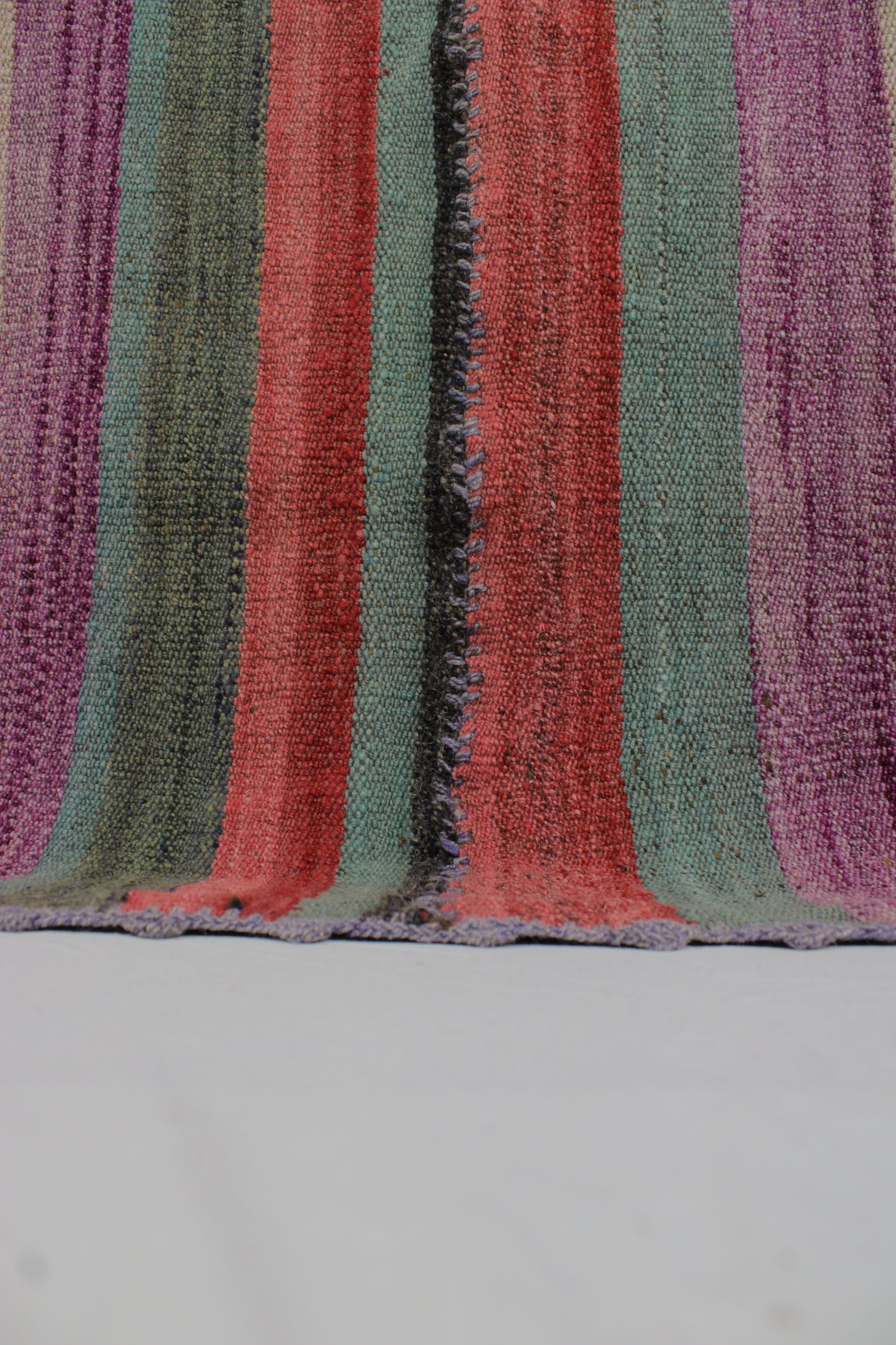 Handgefertigter Frazada-Teppich aus Peru – farbenfroh, traditionell und ideal für Balkon, Terrasse oder gemütliche Wohnräume. Dieser bunte Teppich bringt peruanisches Kunsthandwerk und Wärme in dein Zuhause und setzt lebendige Akzente im Boho- oder Ethno-Stil für drinnen und draußen.