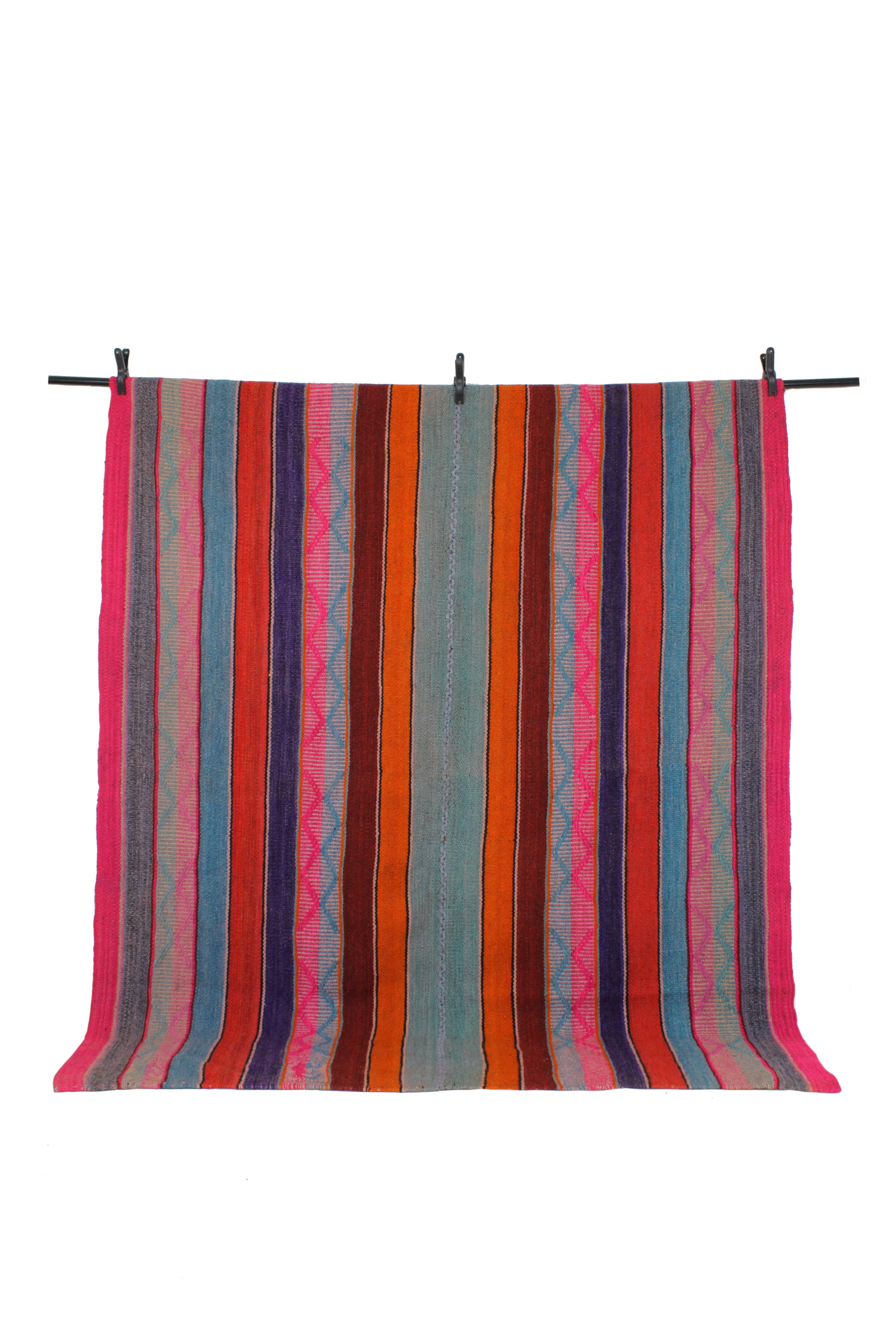 Handgefertigter Frazada-Teppich aus Peru – farbenfroh, traditionell und ideal für Balkon, Terrasse oder gemütliche Wohnräume. Dieser bunte Teppich bringt peruanisches Kunsthandwerk und Wärme in dein Zuhause und setzt lebendige Akzente im Boho- oder Ethno-Stil für drinnen und draußen.