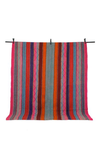 Handgefertigter Frazada-Teppich aus Peru – farbenfroh, traditionell und ideal für Balkon, Terrasse oder gemütliche Wohnräume. Dieser bunte Teppich bringt peruanisches Kunsthandwerk und Wärme in dein Zuhause und setzt lebendige Akzente im Boho- oder Ethno-Stil für drinnen und draußen.