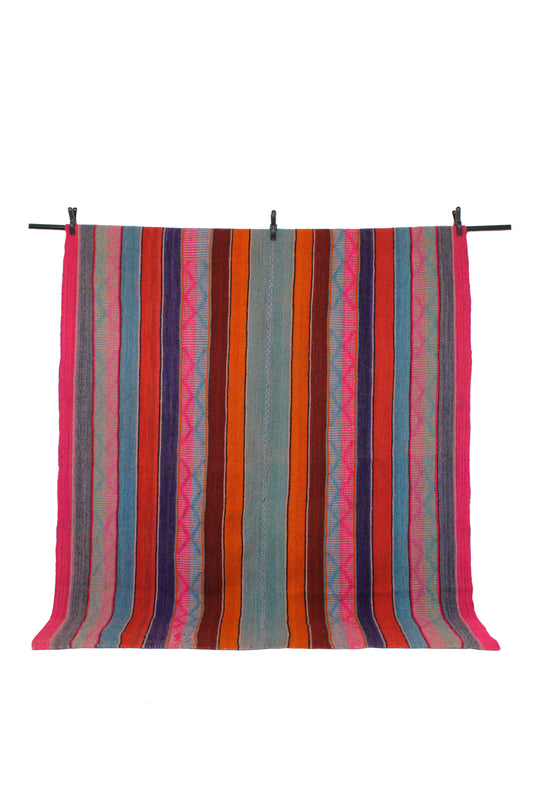 Handgefertigter Frazada-Teppich aus Peru – farbenfroh, traditionell und ideal für Balkon, Terrasse oder gemütliche Wohnräume. Dieser bunte Teppich bringt peruanisches Kunsthandwerk und Wärme in dein Zuhause und setzt lebendige Akzente im Boho- oder Ethno-Stil für drinnen und draußen.