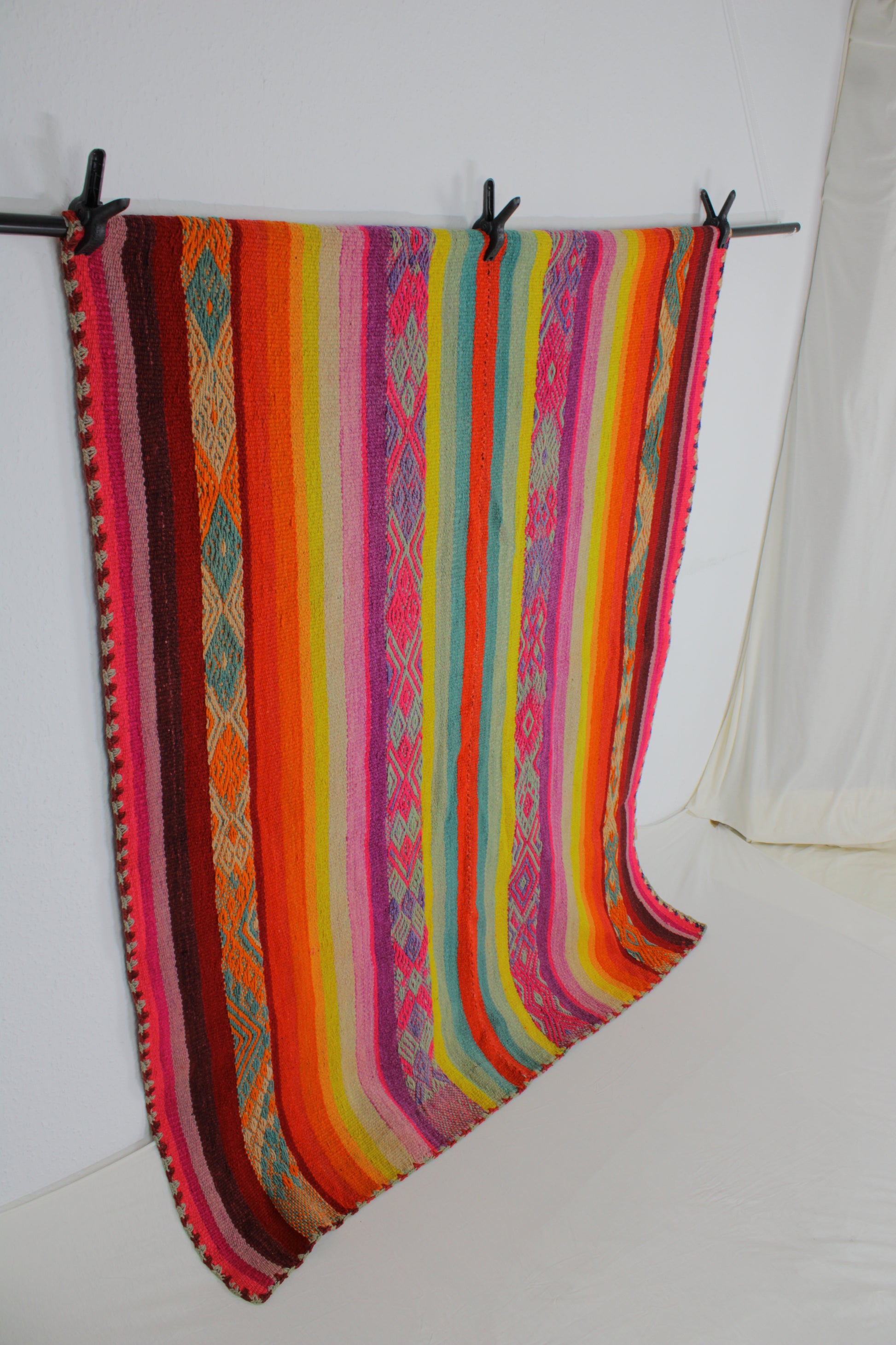 Handgefertigter Frazada-Teppich aus Peru – farbenfroh, traditionell und ideal für Balkon, Terrasse oder gemütliche Wohnräume. Dieser bunte Teppich bringt peruanisches Kunsthandwerk und Wärme in dein Zuhause und setzt lebendige Akzente im Boho- oder Ethno-Stil für drinnen und draußen.