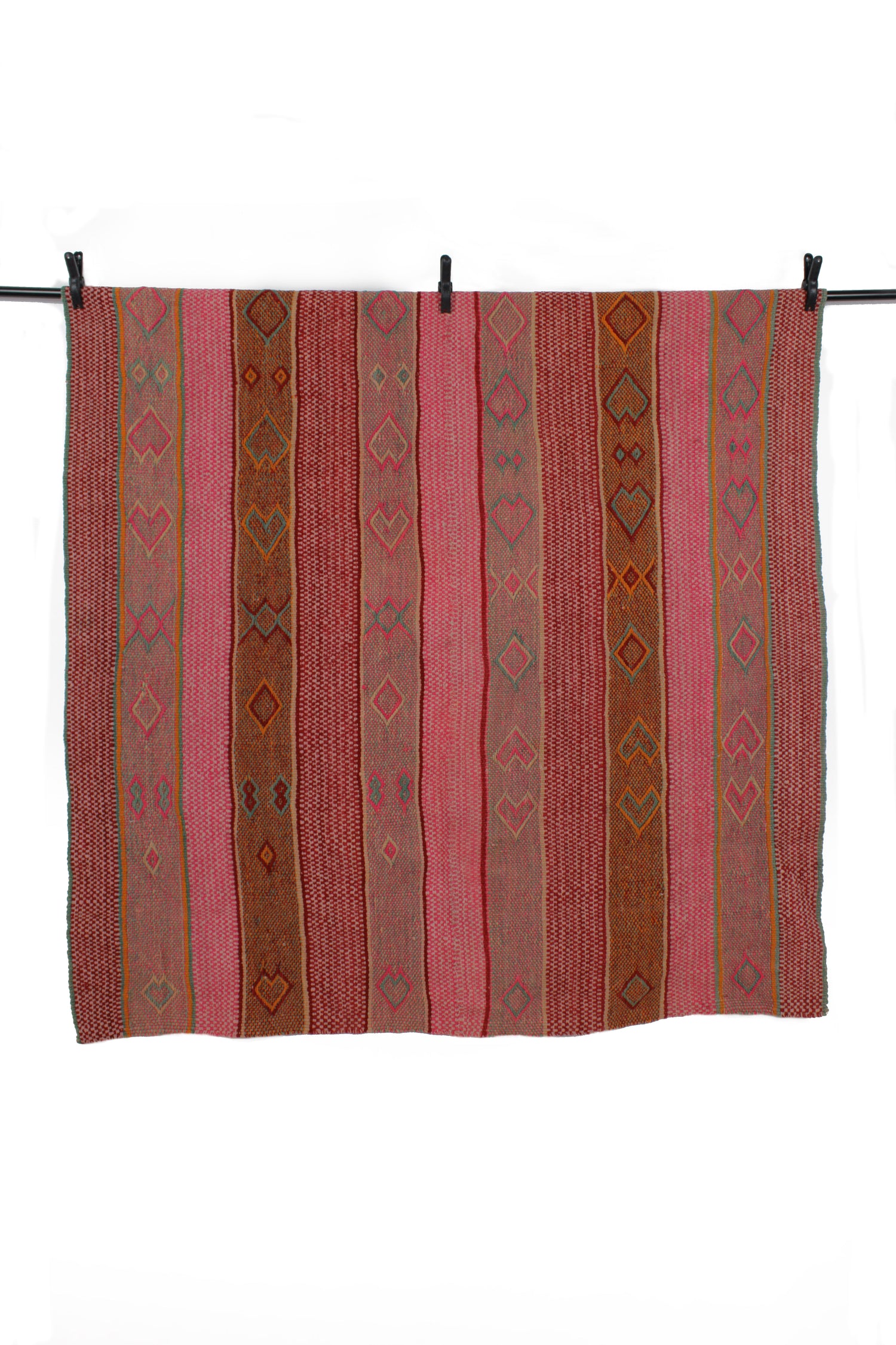 Handgefertigter Frazada-Teppich aus Peru – farbenfroh, traditionell und ideal für Balkon, Terrasse oder gemütliche Wohnräume. Dieser bunte Teppich bringt peruanisches Kunsthandwerk und Wärme in dein Zuhause und setzt lebendige Akzente im Boho- oder Ethno-Stil für drinnen und draußen.