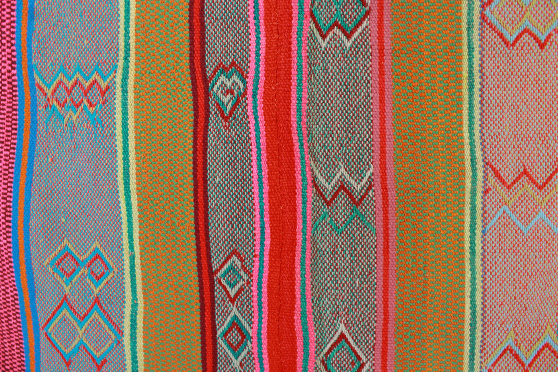 Handgefertigter Frazada-Teppich aus Peru – farbenfroh, traditionell und ideal für Balkon, Terrasse oder gemütliche Wohnräume. Dieser bunte Teppich bringt peruanisches Kunsthandwerk und Wärme in dein Zuhause und setzt lebendige Akzente im Boho- oder Ethno-Stil für drinnen und draußen.