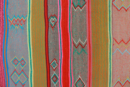 Handgefertigter Frazada-Teppich aus Peru – farbenfroh, traditionell und ideal für Balkon, Terrasse oder gemütliche Wohnräume. Dieser bunte Teppich bringt peruanisches Kunsthandwerk und Wärme in dein Zuhause und setzt lebendige Akzente im Boho- oder Ethno-Stil für drinnen und draußen.
