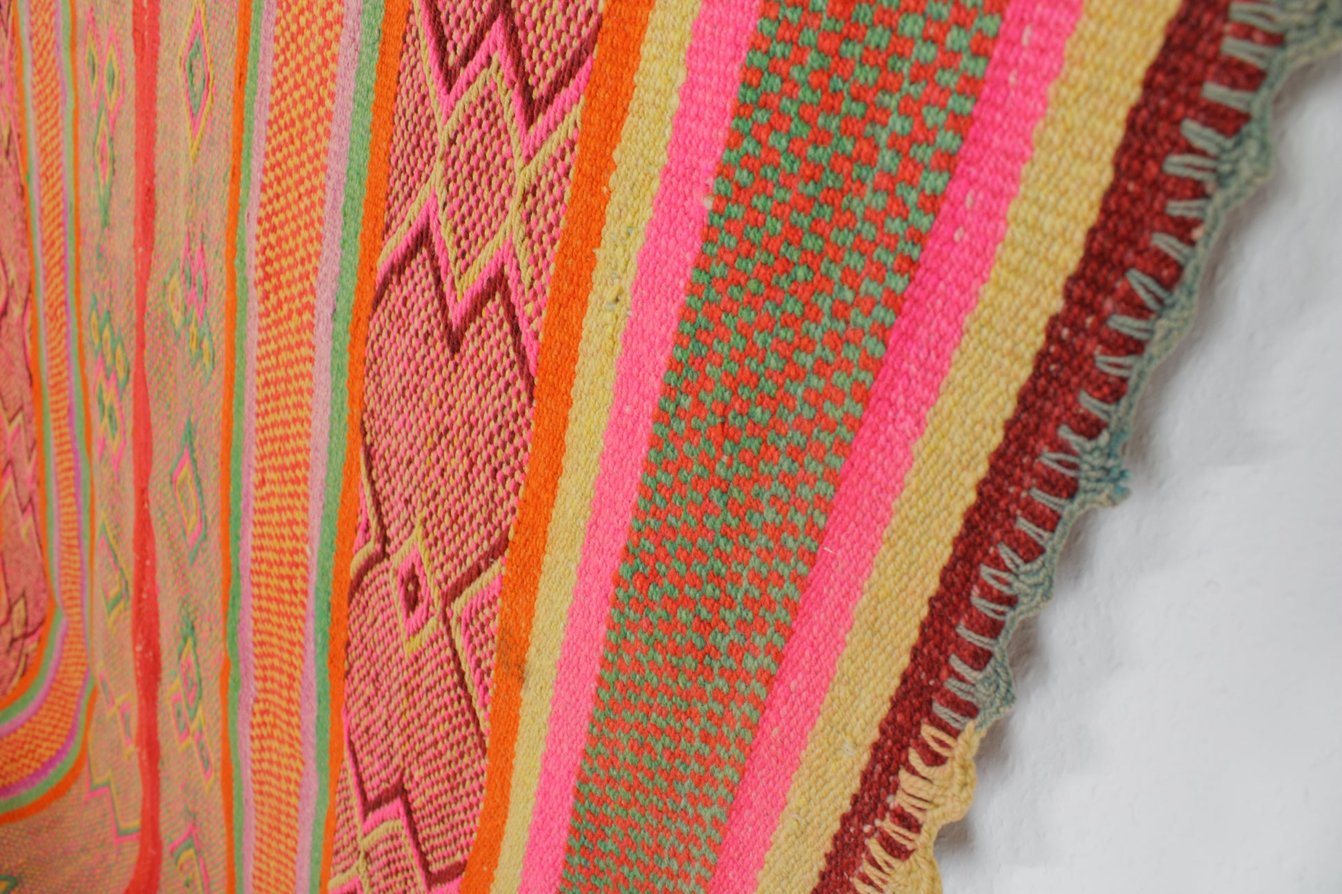 Handgefertigter Frazada-Teppich aus Peru – farbenfroh, traditionell und ideal für Balkon, Terrasse oder gemütliche Wohnräume. Dieser bunte Teppich bringt peruanisches Kunsthandwerk und Wärme in dein Zuhause und setzt lebendige Akzente im Boho- oder Ethno-Stil für drinnen und draußen.