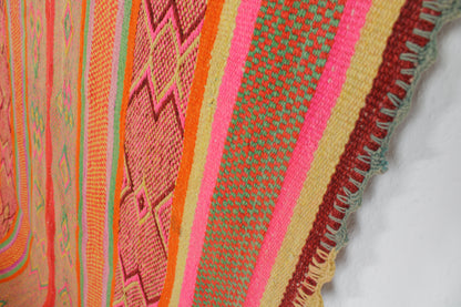 Handgefertigter Frazada-Teppich aus Peru – farbenfroh, traditionell und ideal für Balkon, Terrasse oder gemütliche Wohnräume. Dieser bunte Teppich bringt peruanisches Kunsthandwerk und Wärme in dein Zuhause und setzt lebendige Akzente im Boho- oder Ethno-Stil für drinnen und draußen.