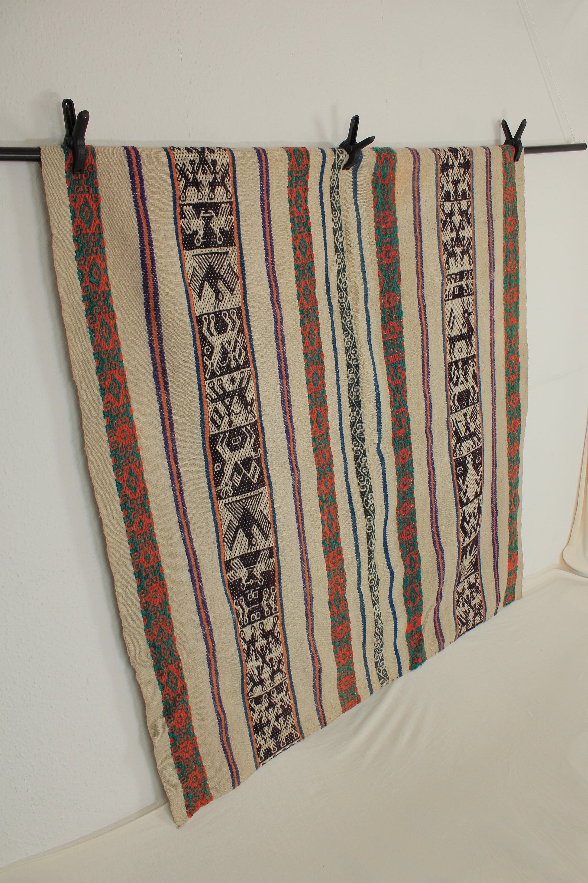 Handgefertigter Frazada-Teppich aus Peru – farbenfroh, traditionell und ideal für Balkon, Terrasse oder gemütliche Wohnräume. Dieser bunte Teppich bringt peruanisches Kunsthandwerk und Wärme in dein Zuhause und setzt lebendige Akzente im Boho- oder Ethno-Stil für drinnen und draußen.