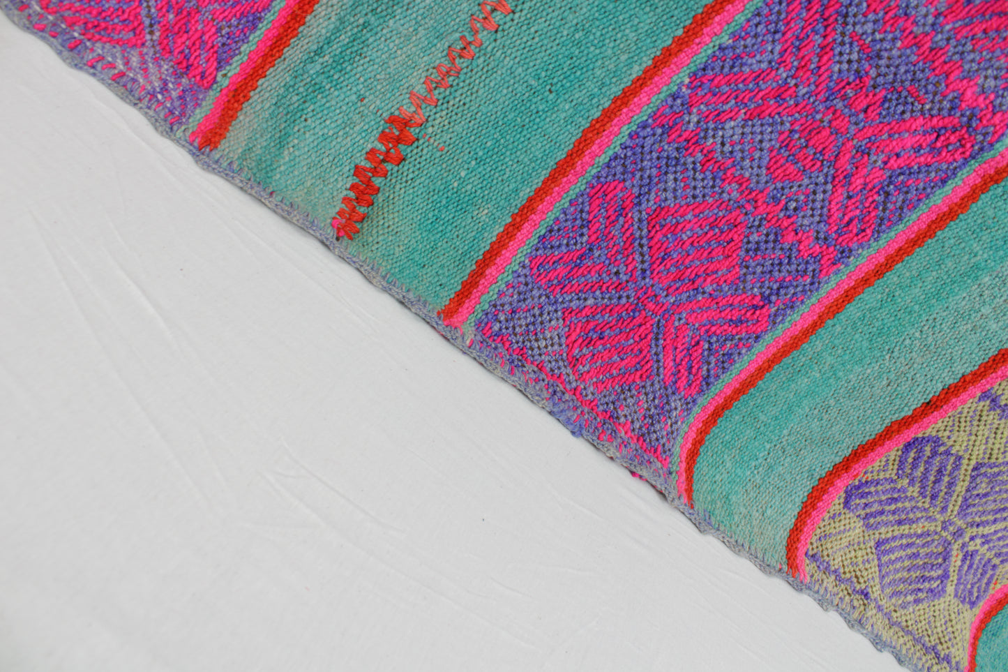 Handgefertigter Frazada-Teppich aus Peru – farbenfroh, traditionell und ideal für Balkon, Terrasse oder gemütliche Wohnräume. Dieser bunte Teppich bringt peruanisches Kunsthandwerk und Wärme in dein Zuhause und setzt lebendige Akzente im Boho- oder Ethno-Stil für drinnen und draußen.