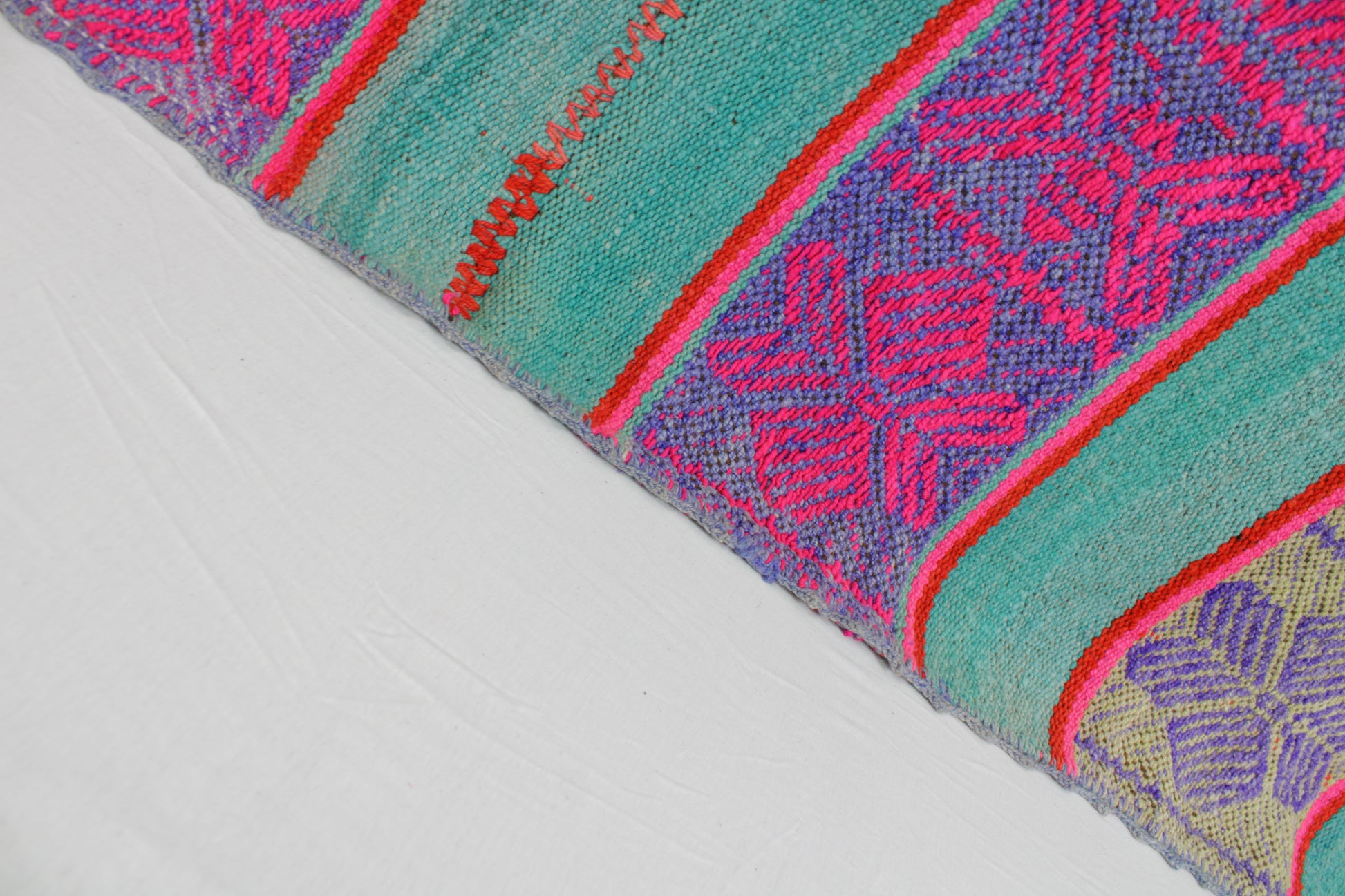 Handgefertigter Frazada-Teppich aus Peru – farbenfroh, traditionell und ideal für Balkon, Terrasse oder gemütliche Wohnräume. Dieser bunte Teppich bringt peruanisches Kunsthandwerk und Wärme in dein Zuhause und setzt lebendige Akzente im Boho- oder Ethno-Stil für drinnen und draußen.