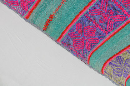 Handgefertigter Frazada-Teppich aus Peru – farbenfroh, traditionell und ideal für Balkon, Terrasse oder gemütliche Wohnräume. Dieser bunte Teppich bringt peruanisches Kunsthandwerk und Wärme in dein Zuhause und setzt lebendige Akzente im Boho- oder Ethno-Stil für drinnen und draußen.