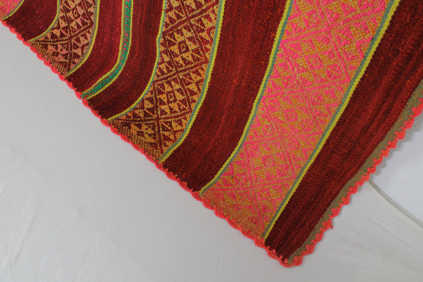 Handgefertigter Frazada-Teppich aus Peru – farbenfroh, traditionell und ideal für Balkon, Terrasse oder gemütliche Wohnräume. Dieser bunte Teppich bringt peruanisches Kunsthandwerk und Wärme in dein Zuhause und setzt lebendige Akzente im Boho- oder Ethno-Stil für drinnen und draußen.