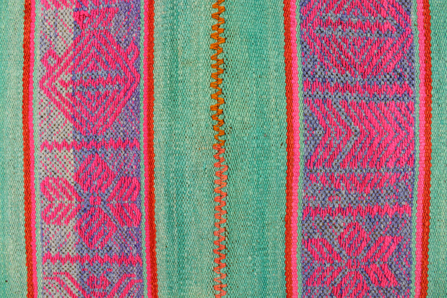 Handgefertigter Frazada-Teppich aus Peru – farbenfroh, traditionell und ideal für Balkon, Terrasse oder gemütliche Wohnräume. Dieser bunte Teppich bringt peruanisches Kunsthandwerk und Wärme in dein Zuhause und setzt lebendige Akzente im Boho- oder Ethno-Stil für drinnen und draußen.