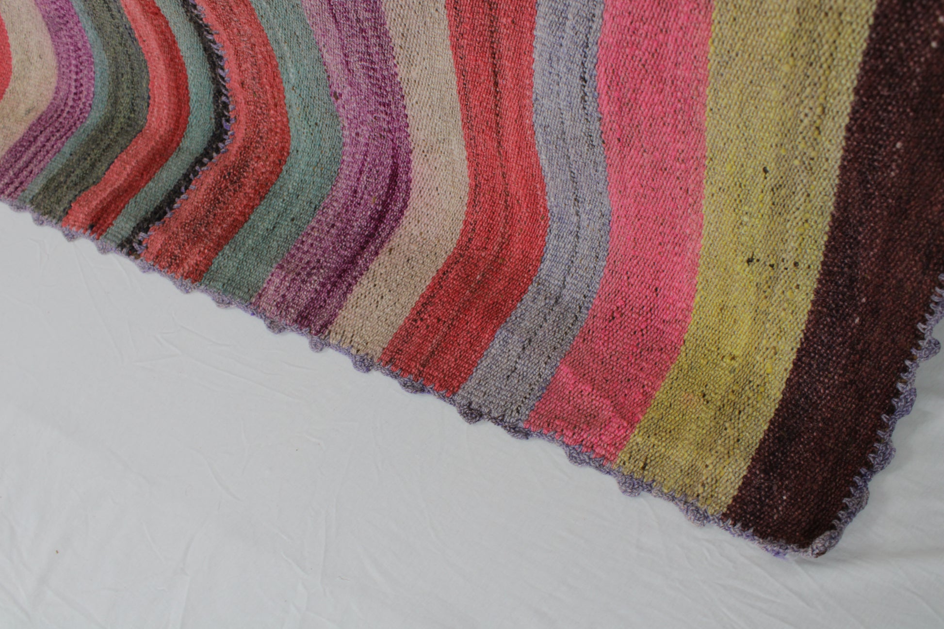 Handgefertigter Frazada-Teppich aus Peru – farbenfroh, traditionell und ideal für Balkon, Terrasse oder gemütliche Wohnräume. Dieser bunte Teppich bringt peruanisches Kunsthandwerk und Wärme in dein Zuhause und setzt lebendige Akzente im Boho- oder Ethno-Stil für drinnen und draußen.