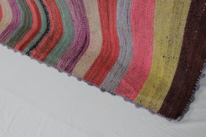 Handgefertigter Frazada-Teppich aus Peru – farbenfroh, traditionell und ideal für Balkon, Terrasse oder gemütliche Wohnräume. Dieser bunte Teppich bringt peruanisches Kunsthandwerk und Wärme in dein Zuhause und setzt lebendige Akzente im Boho- oder Ethno-Stil für drinnen und draußen.