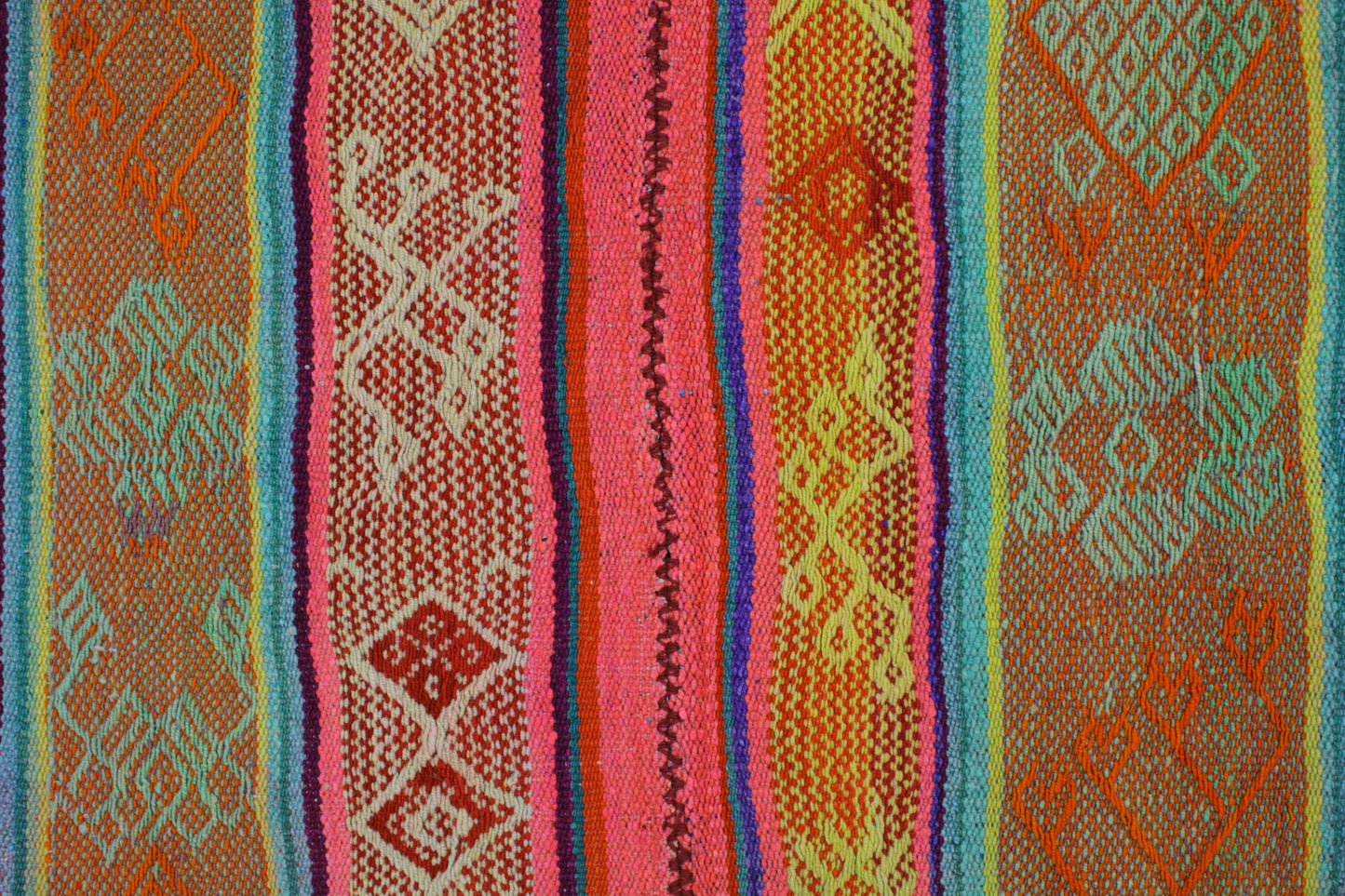 Handgefertigter Frazada-Teppich aus Peru – farbenfroh, traditionell und ideal für Balkon, Terrasse oder gemütliche Wohnräume. Dieser bunte Teppich bringt peruanisches Kunsthandwerk und Wärme in dein Zuhause und setzt lebendige Akzente im Boho- oder Ethno-Stil für drinnen und draußen.