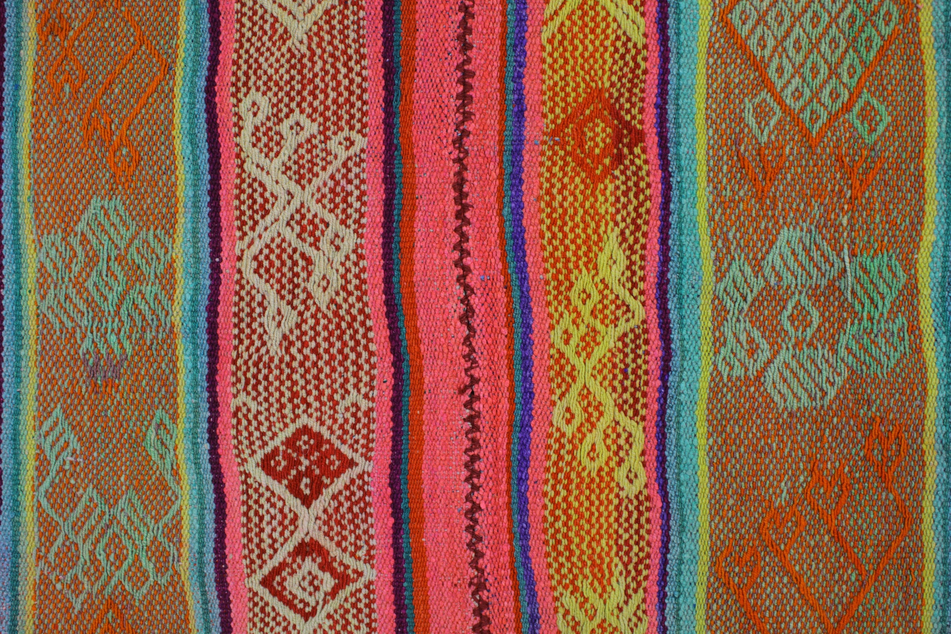 Handgefertigter Frazada-Teppich aus Peru – farbenfroh, traditionell und ideal für Balkon, Terrasse oder gemütliche Wohnräume. Dieser bunte Teppich bringt peruanisches Kunsthandwerk und Wärme in dein Zuhause und setzt lebendige Akzente im Boho- oder Ethno-Stil für drinnen und draußen.