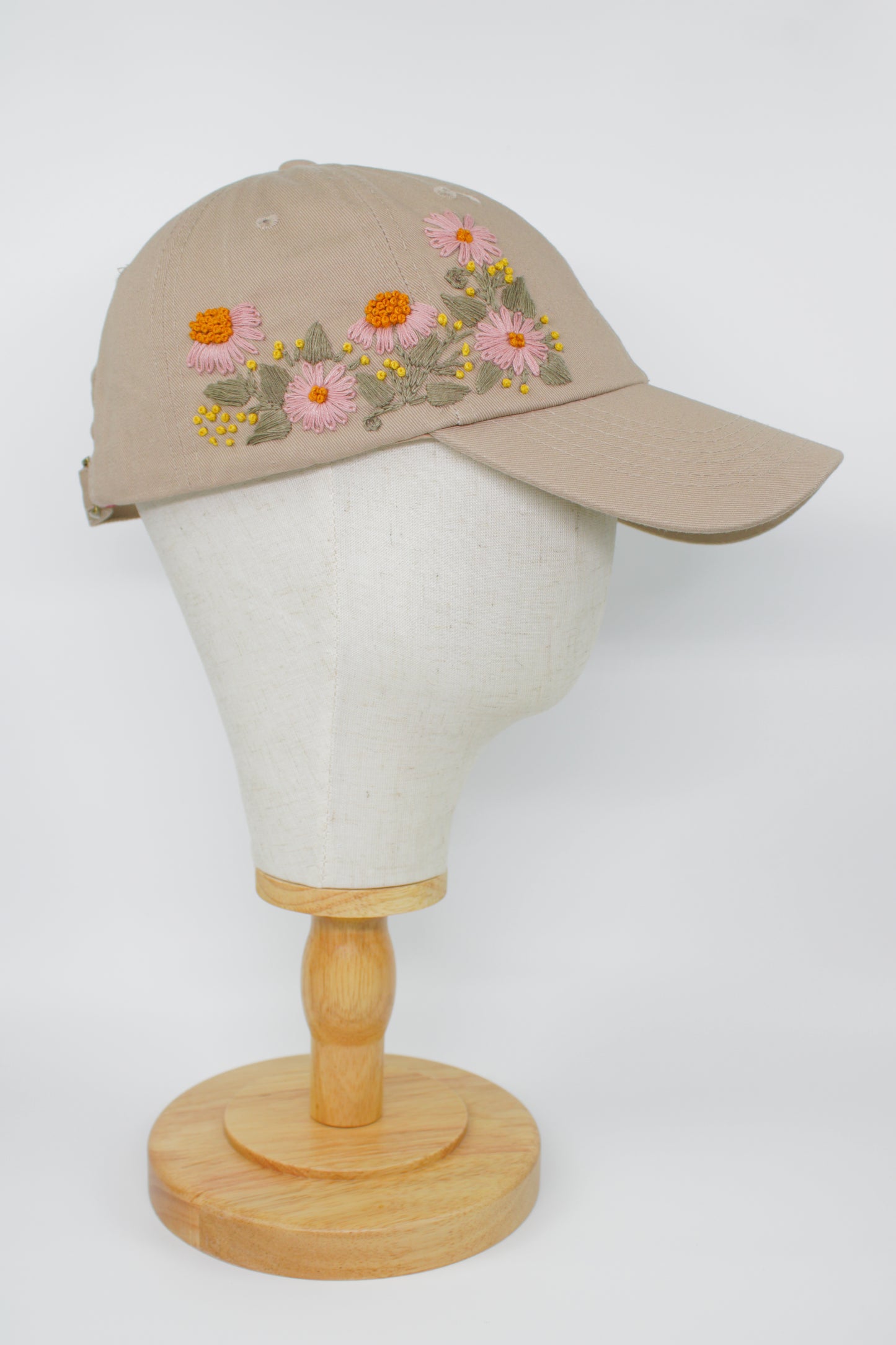 Handbestickte beige Cap von Glueck & Fund, modisches Accessoire mit kunstvoller Stickerei, für stilvollen Schutz vor Sonne