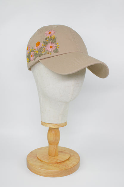 Handbestickte beige Cap von Glueck & Fund, modisches Accessoire mit kunstvoller Stickerei, casual und stilvoll.