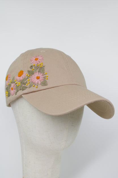 Handbestickte beige Cap von Glueck & Fund, modisches Accessoire mit filigranen Stickereien, ideal für stilvolle Outfits