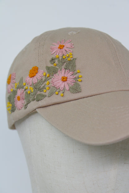 Handbestickte beige Cap von Glueck & Fund, modisches Accessoire mit kunstvoller Stickerei, zeigt stilvollen Casual-Look