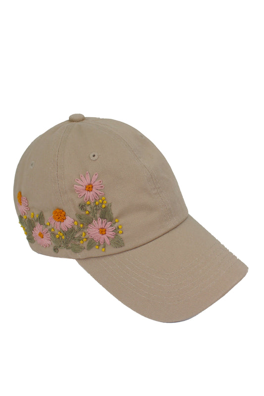 Handbestickte beige Cap von Glueck & Fund, modisches Accessoire mit detaillierten Stickereien, ideal für stylische Outfits