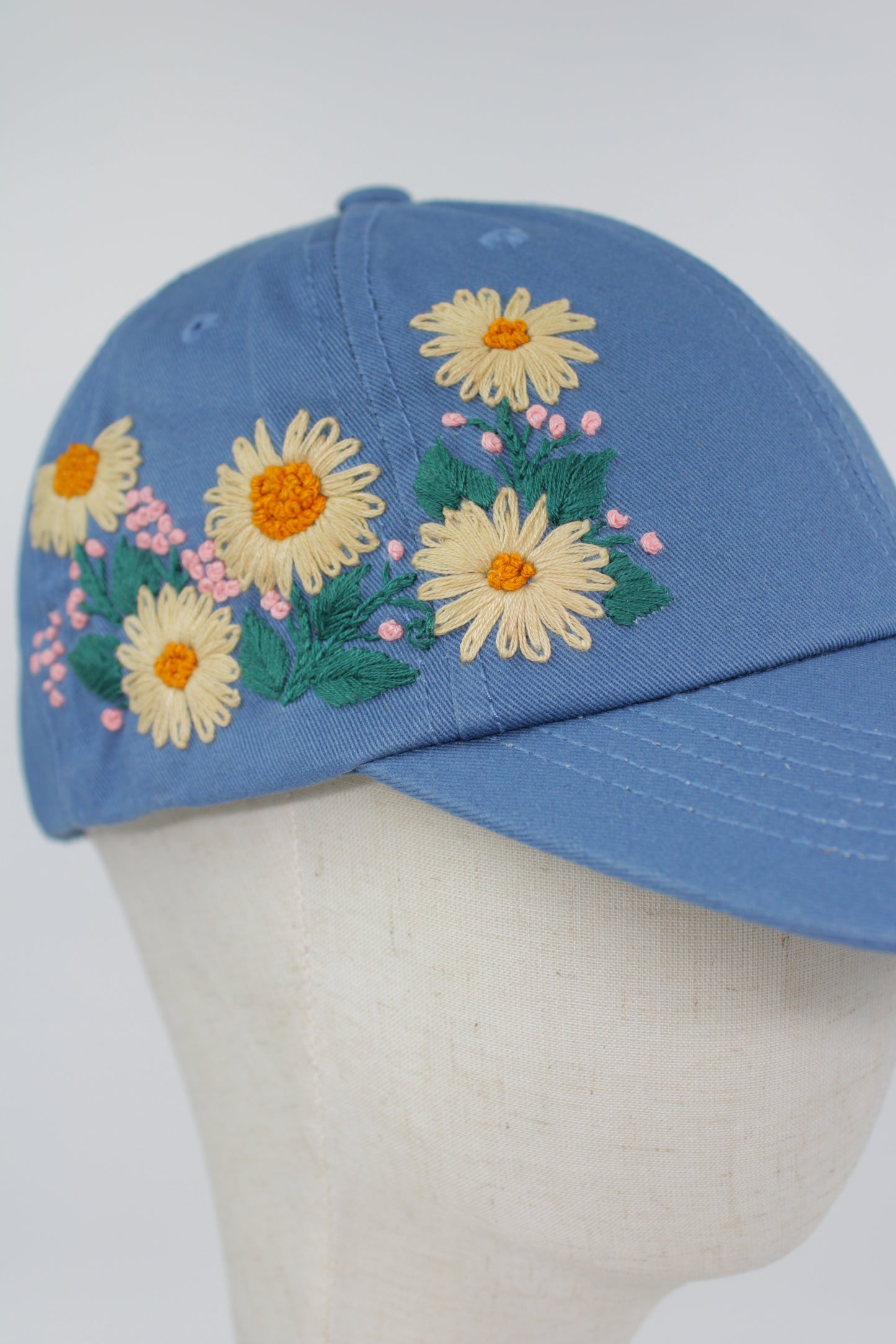Handbestickte blaue Cap von Glueck & Fund, modisches Accessoire, mit detailreicher Stickerei und angenehmem Tragekomfort