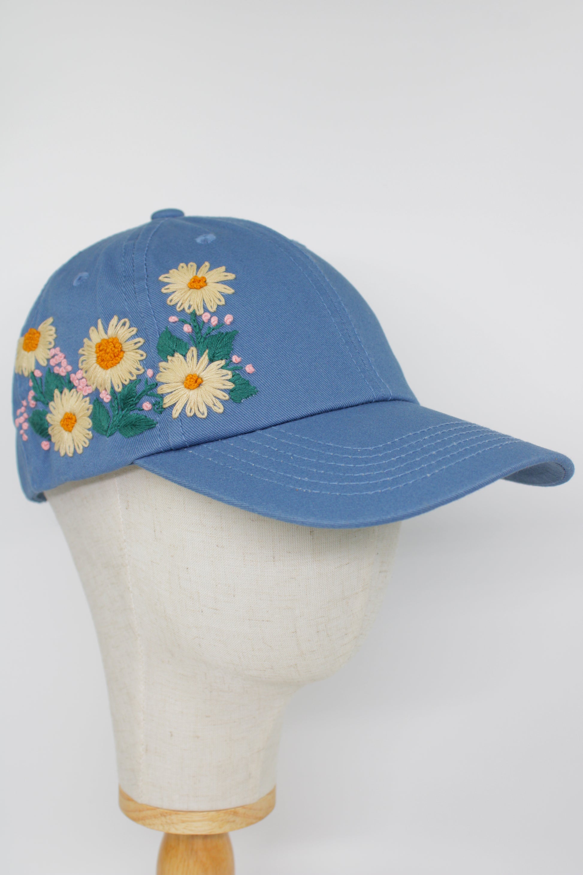 Handbestickte blaue Cap von Glueck & Fund, modisches Accessoire mit kunstvoller Stickerei, bequemes Kopf-Accessoire.