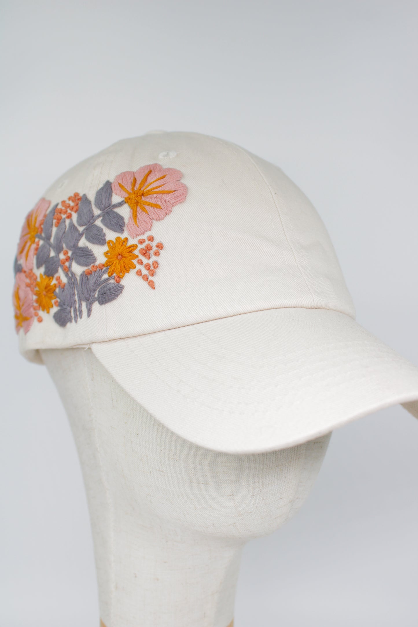 Handbestickte Cremeweiße Cap von Glueck & Fund, modisches Accessoire mit kunstvoller Stickerei, ideal für stilvolle Outfits