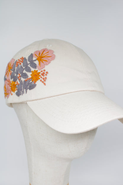 Handbestickte Cremeweiße Cap von Glueck & Fund, modisches Accessoire mit kunstvoller Stickerei, ideal für stilvolle Outfits