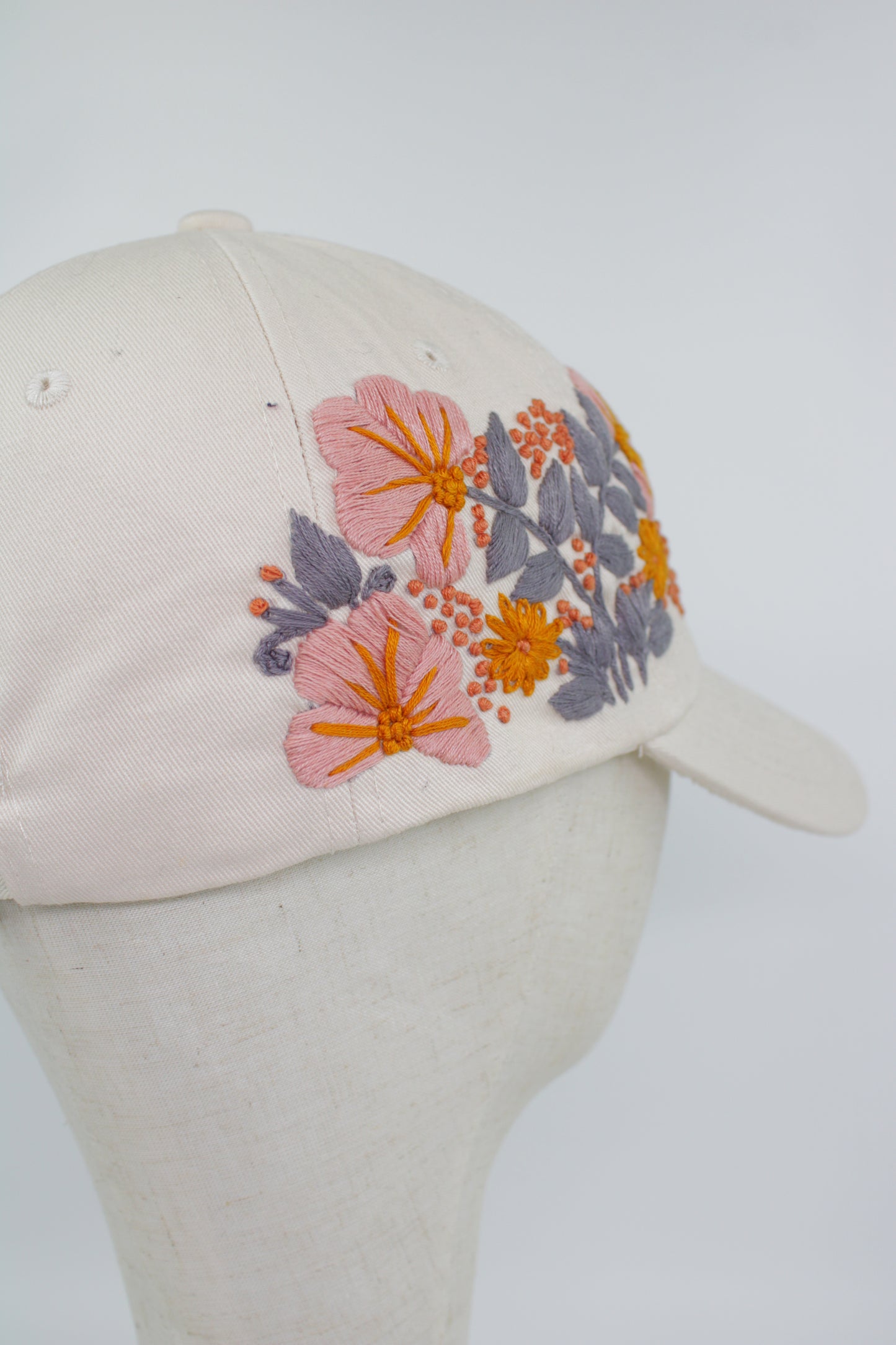 Handbestickte Cremeweiße Cap von Glueck & Fund, modisches Accessoire mit kunstvoller Stickerei, für stilvollen Schutz vor Sonne