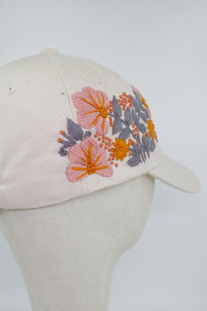Handbestickte Cremeweiße Cap von Glueck & Fund, modisches Accessoire mit kunstvoller Stickerei, für stilvollen Schutz vor Sonne