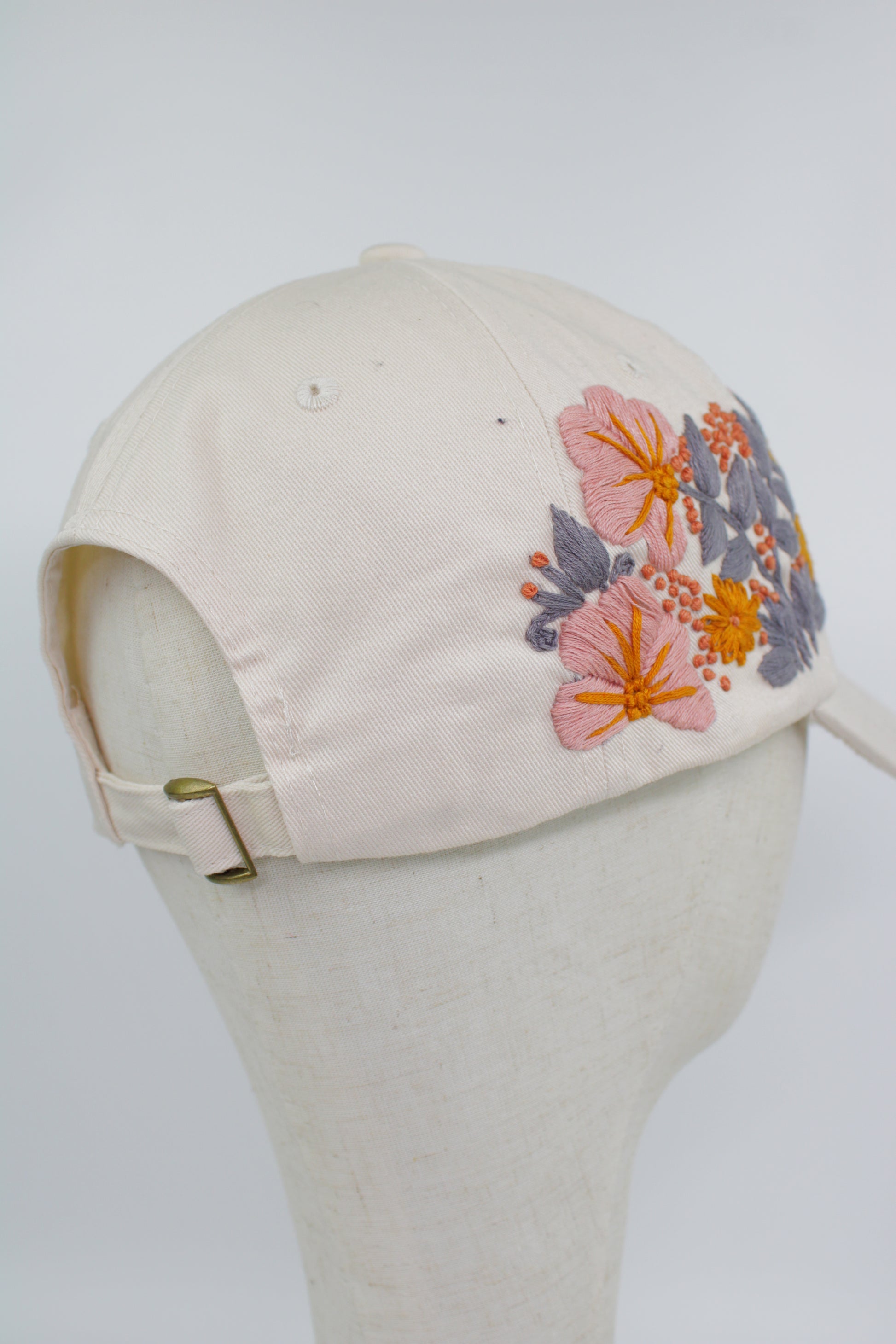 Handbestickte Cremeweiße Cap von Glueck & Fund, modisches Accessoire mit filigranen Stickereien, perfekt für stilvolle Outfits