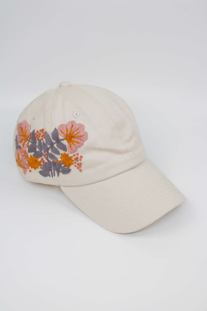 Handbestickte Cremeweiße Cap von Glueck & Fund, modisches Accessoire mit kunstvoller Stickerei, bequemes Kopfteil.