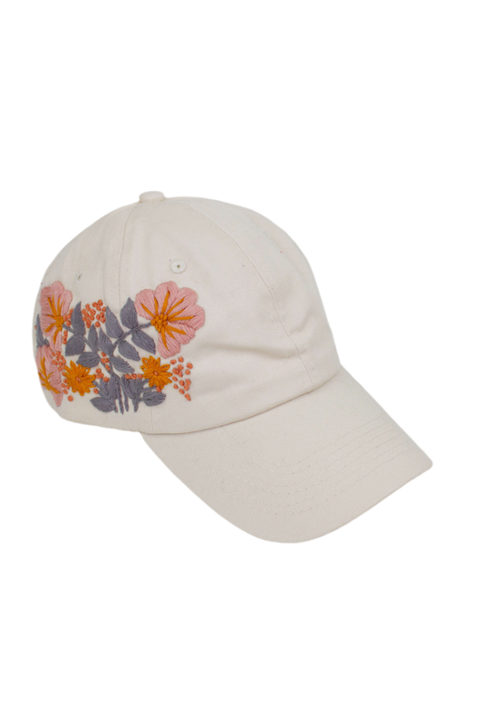 Handbestickte Cremeweiße Cap von Glueck & Fund, modisches Accessoire mit filigranen Stickereien, perfekt für stilvolle Outfits