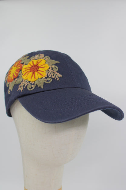 Handbestickte dunkelblaue Cap von Glueck & Fund, modisches Accessoire mit detailreicher Stickerei, bequem und stilvoll.