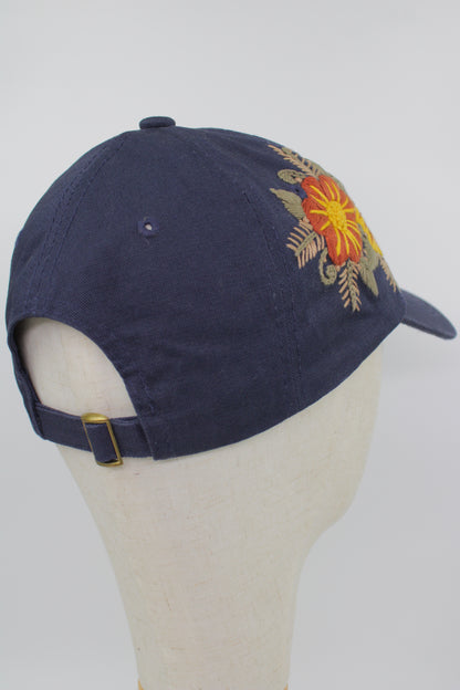 Handbestickte dunkelblaue Cap von Glueck & Fund, modisches Accessoire mit kunstvollen Stickereien, bequemes und stilvolles Design