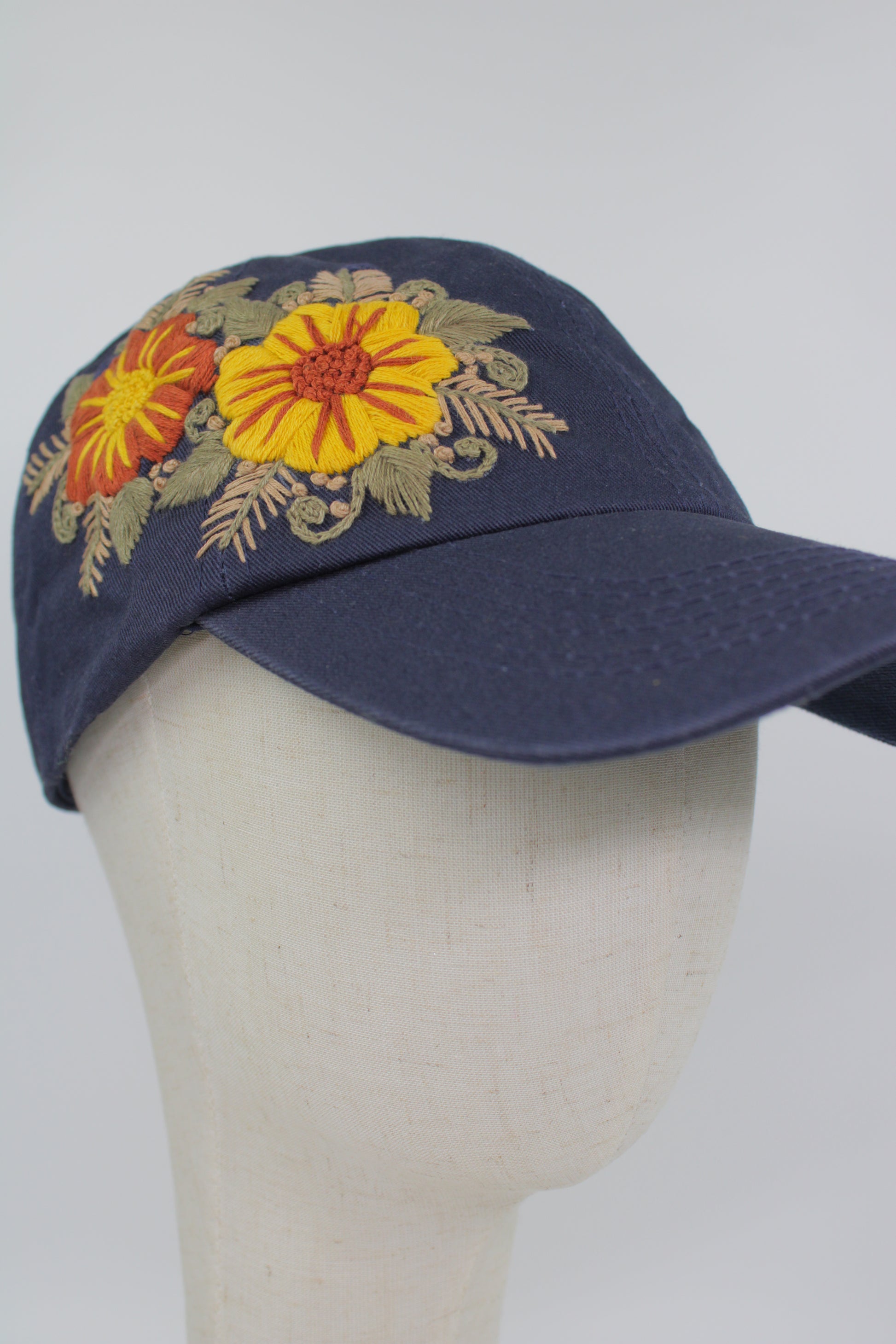 Handbestickte dunkelblaue Cap von Glueck & Fund, modisches Accessoire mit kunstvoller Stickerei, bequemes und stilvolles Design