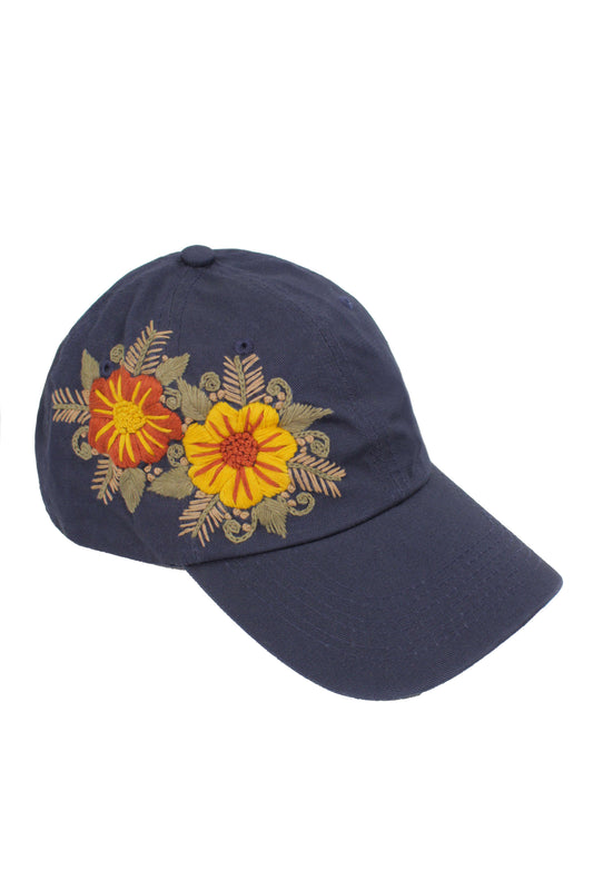 Handbestickte dunkelblaue Cap von Glueck & Fund, modisches Accessoire mit kunstvoller Stickerei, ideal für stilvolle Outfits.