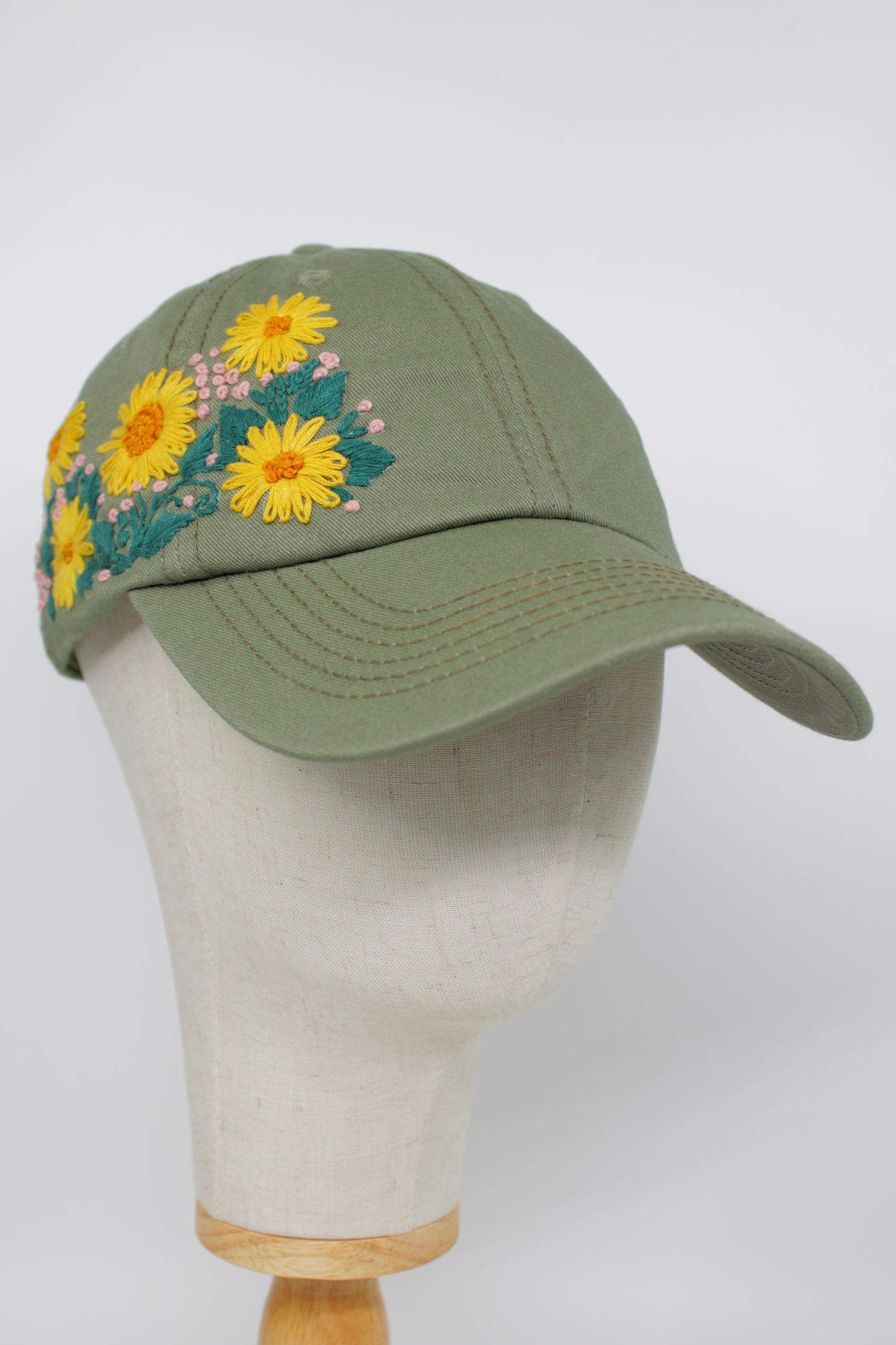 Handbestickte Khaki-Cap von Glueck & Fund, modisches Accessoire mit kunstvoller Stickerei, perfekt für stilvolle Outfits.