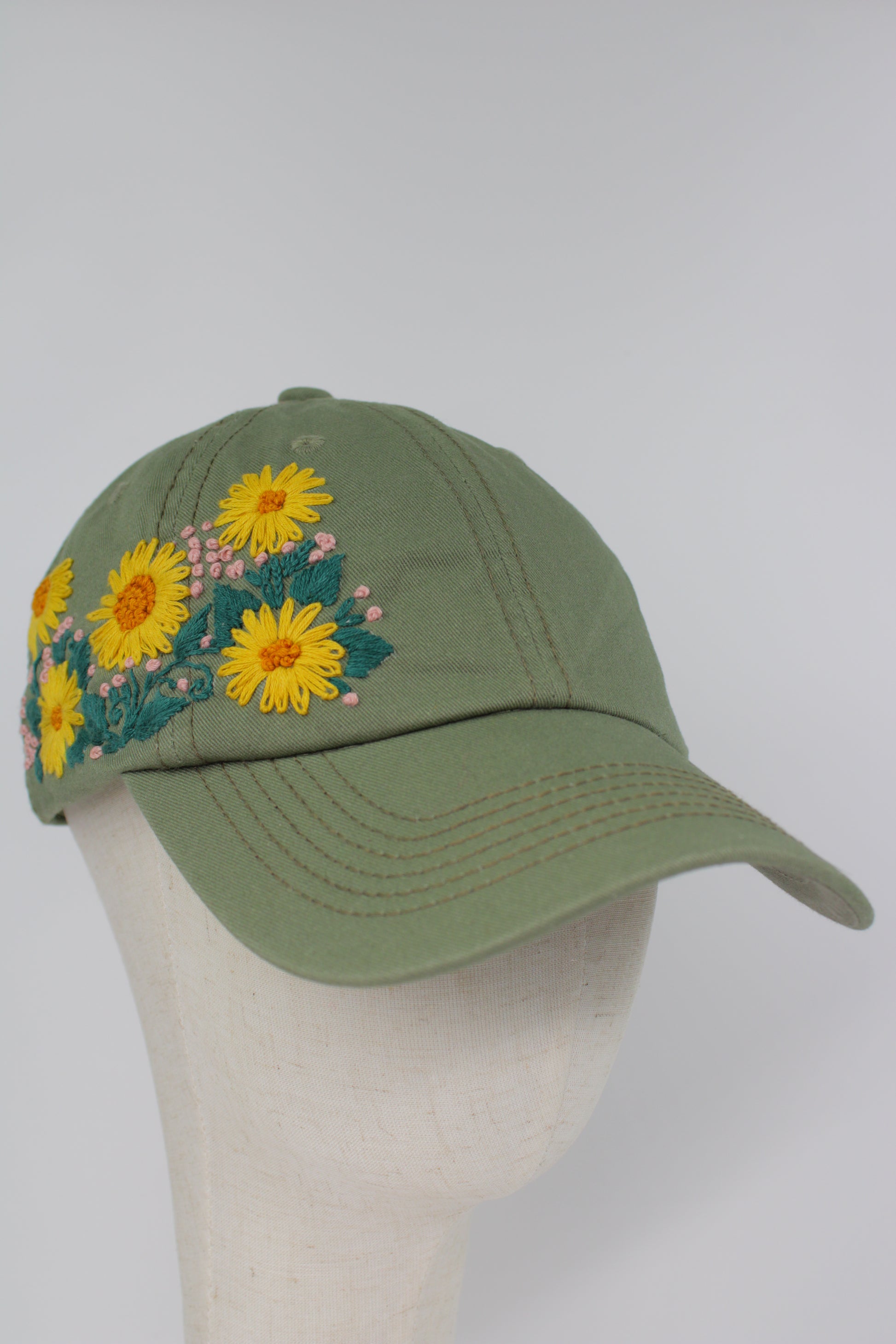 Handbestickte khakifarbene Cap von Glueck & Fund, modisches Accessoire mit detaillierter Stickerei, für einen stilvollen Look.