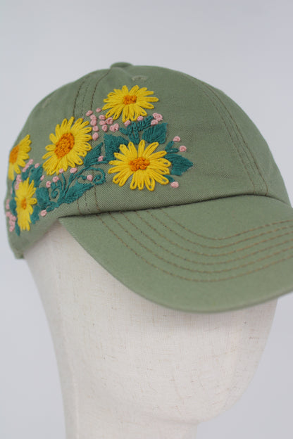 Handbestickte Khaki Cap von Glueck & Fund, modisches Accessoire mit detaillierten Stickereien, perfekt für stilvollen Alltag.