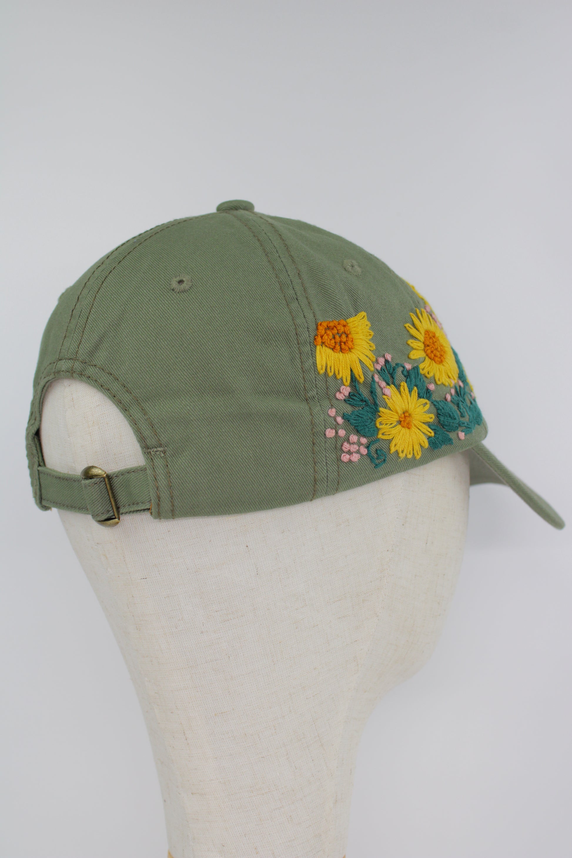 Handbestickte Khaki-Cap von Glueck & Fund, modisches Accessoire mit detaillierter Stickerei, perfekt für stilvolle Outfits.