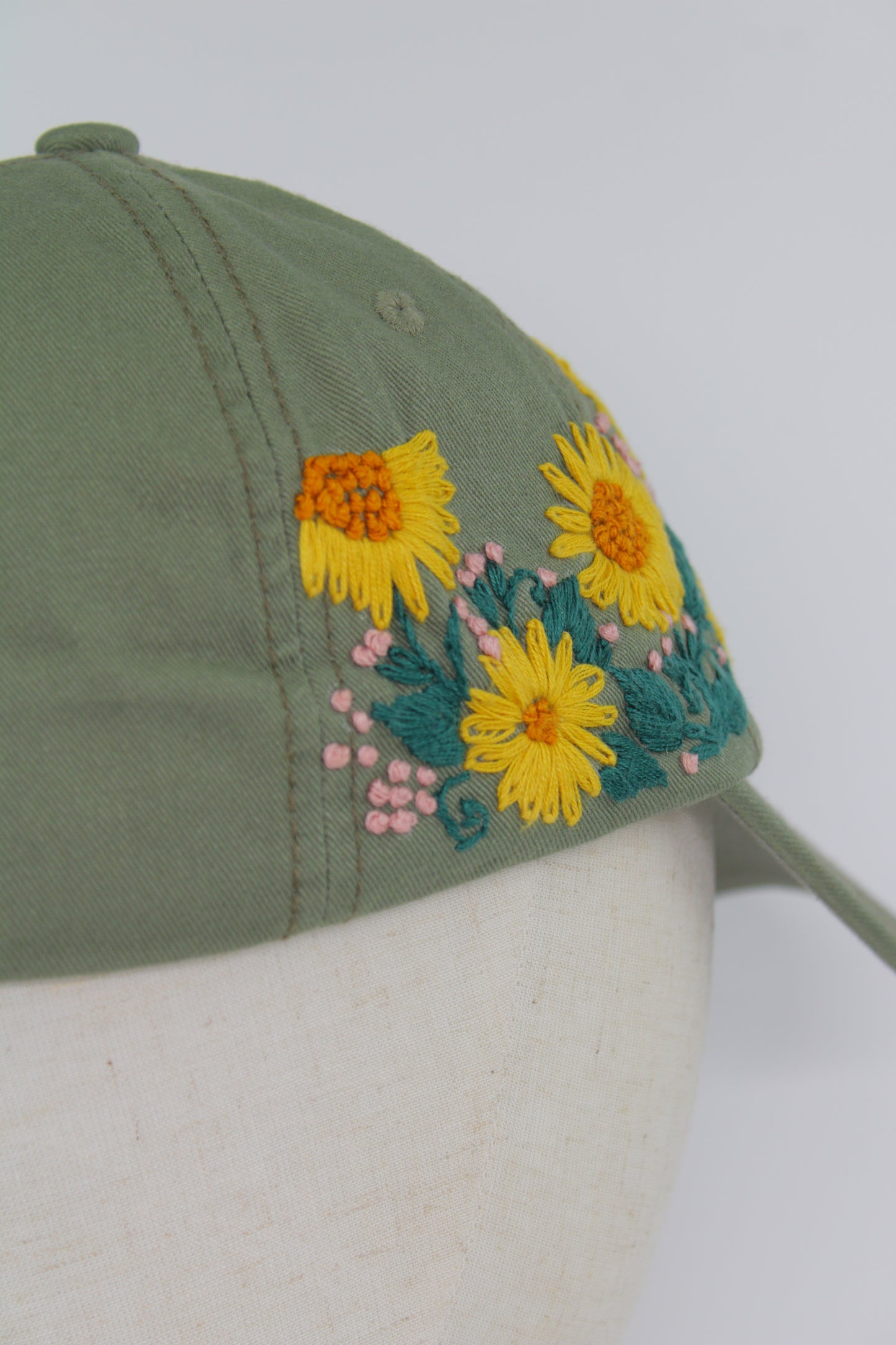 Handbestickte Khaki-Cap von Glueck & Fund, modisches Accessoire mit detailreicher Stickerei und komfortable Passform.