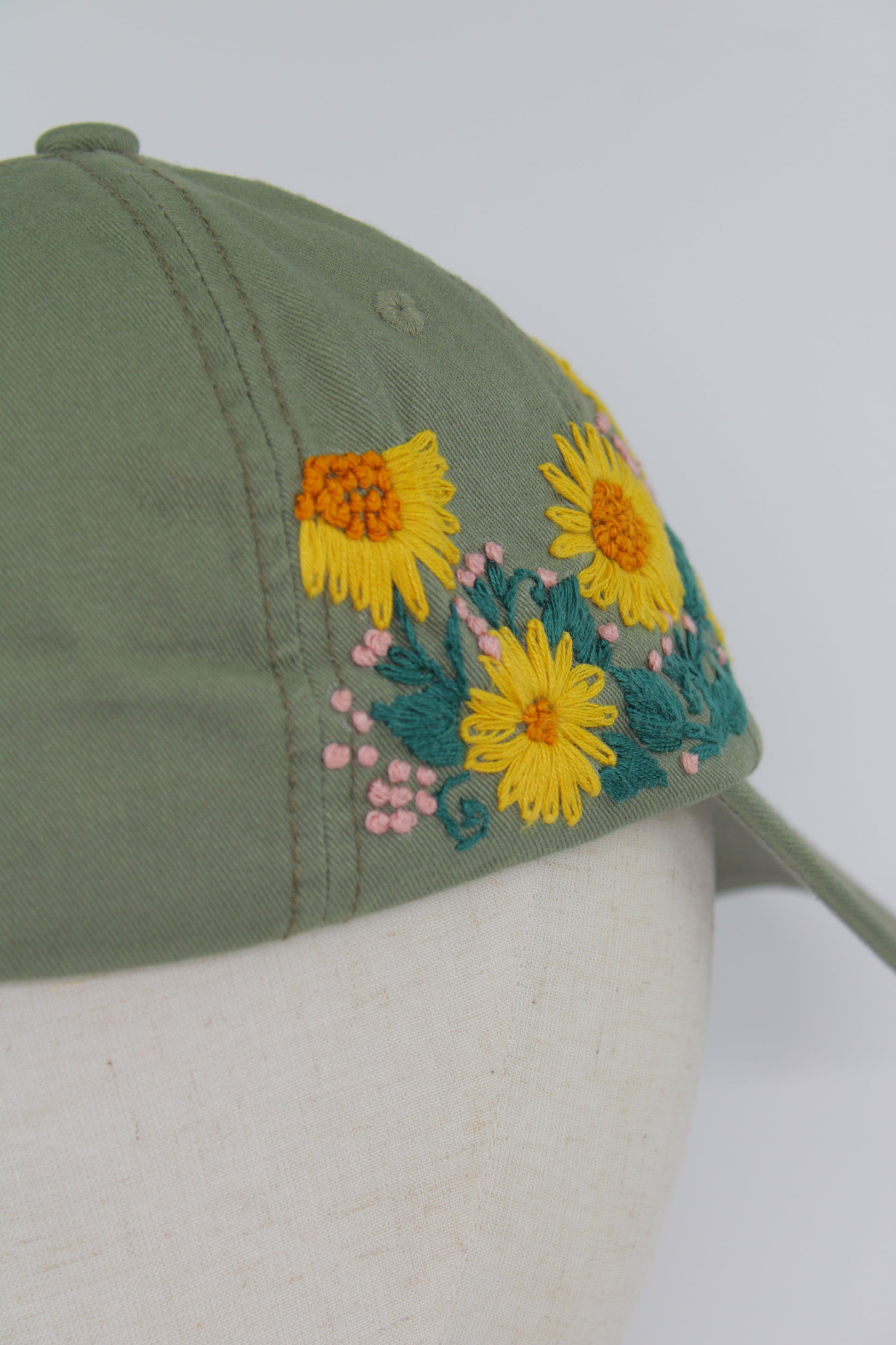 Handbestickte Khaki-Cap von Glueck & Fund, modisches Accessoire mit detailreicher Stickerei und komfortable Passform.