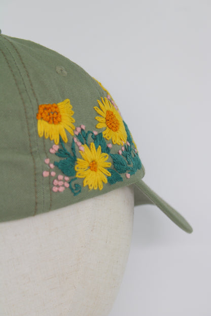 Handbestickte Khaki Cap von Glueck & Fund, stylisches Accessoire mit filigranen Stickmustern, weicher Stoff und bequemer Sitz.