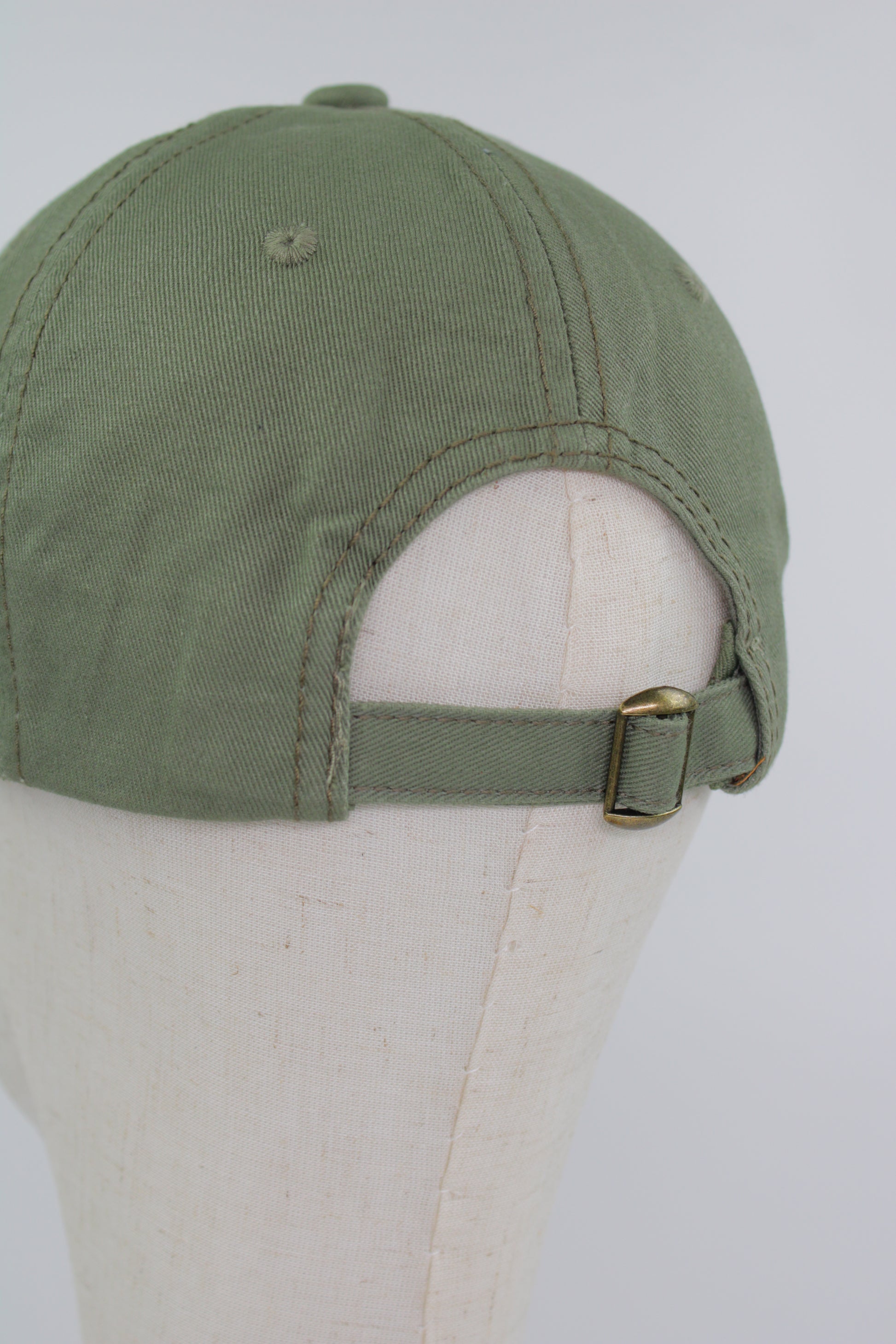 Handbestickte Khaki-Cap von Glueck & Fund, modisches Accessoire mit detaillierter Stickerei, aus weichem Stoff gefertigt.