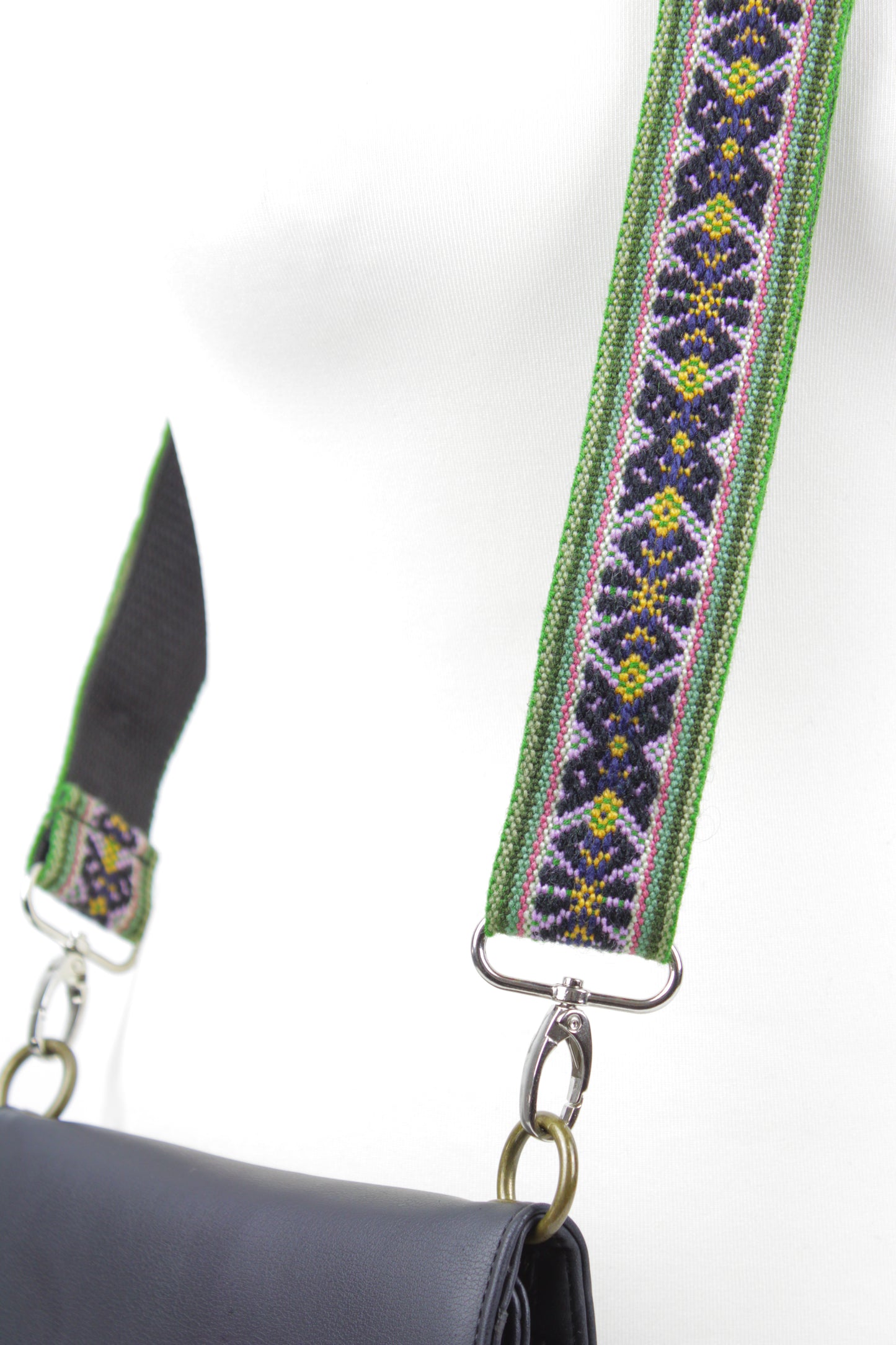 Grip und verstellbarer Kameraband in leuchtendem Grün von Glueck & Fund, robustes Accessoire für Kameras und Taschen.